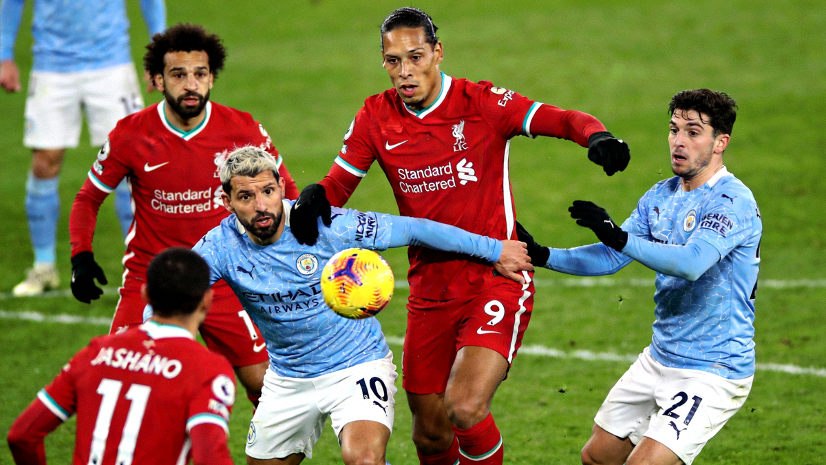 英超联赛曼城对阵利物浦的高清直播画面 - 球员正在激烈拼抢
